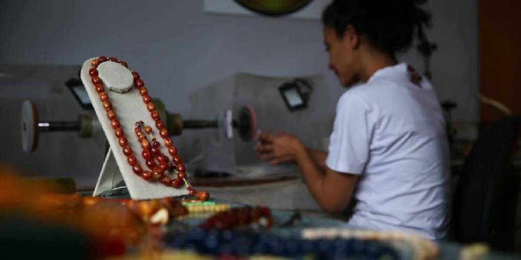 Tutkusunu eşine de aşıladı, atölyede üretim başladı! Birlikte tasarlayıp satıyorlar: Yurt dışına bile yolluyorlar 1